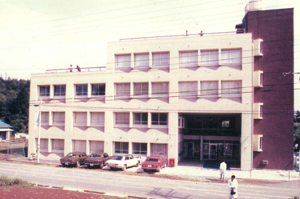 開設当初の校舎（現神奈川校1号館）の全景。