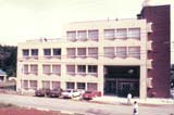 開設当初の校舎（現神奈川校1号館）の全景。