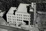 開設当初の校舎（現神奈川校1号館）の全景。
