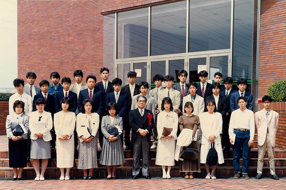 湘央生命科学技術専門学校を開設、生命工学技術学科（現応用生物科学科）1期生が入学しました。