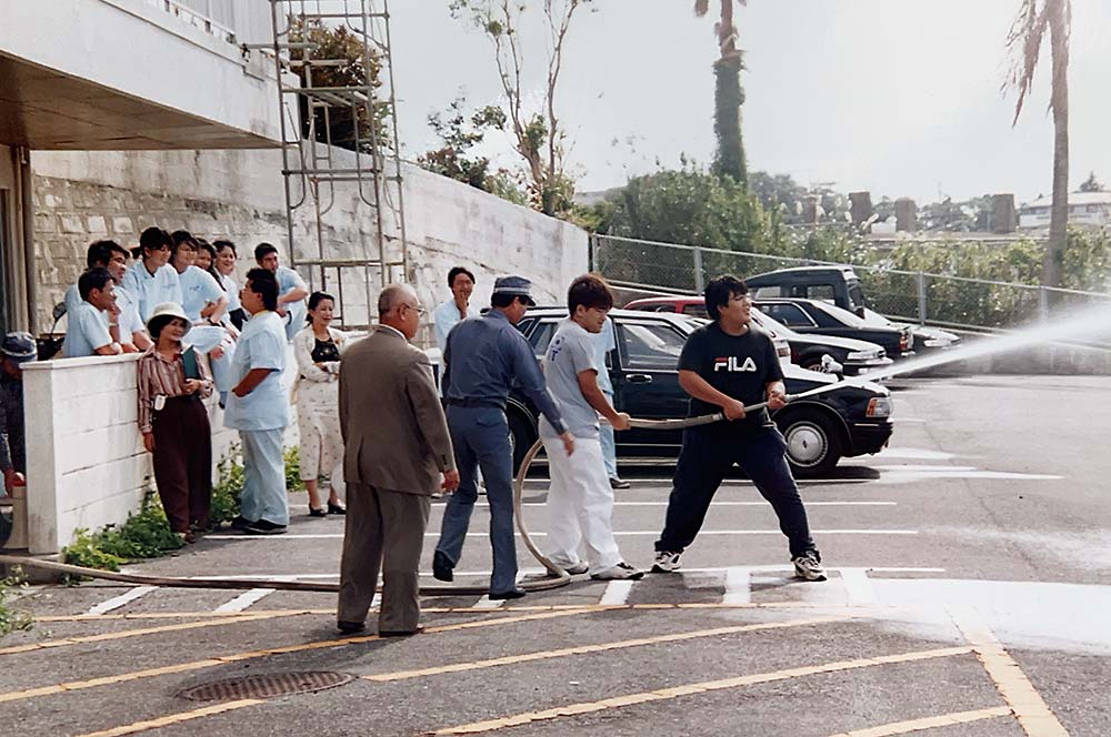 沖縄アカデミー専門学校で万が一に備えた消防訓練を実施し、防災意識と行動力を高めました。