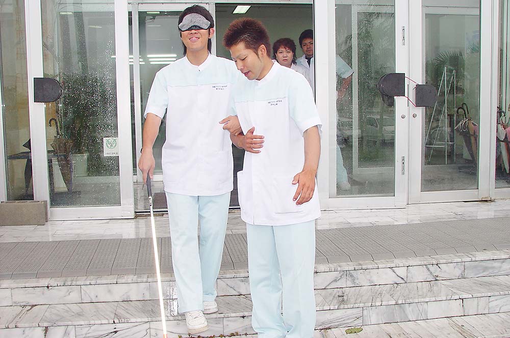 介護福祉学科では、介護技術演習を通して、実践力と専門性を着実に身につけていきました。