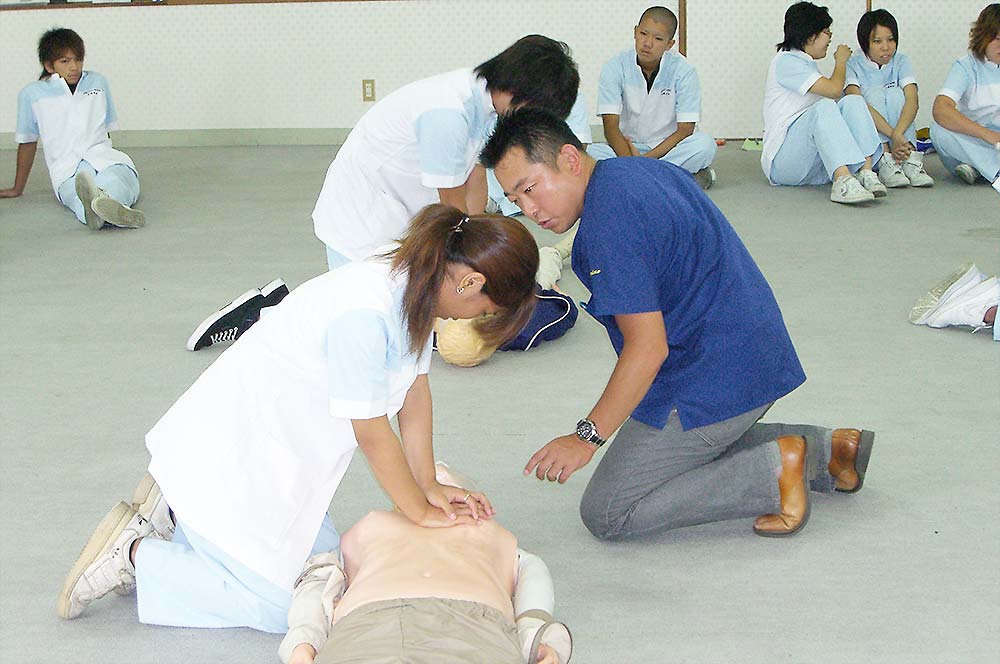 介護福祉学科では、救急救命法の学習を通じて、いざという時に備える意識と技術を養いました。