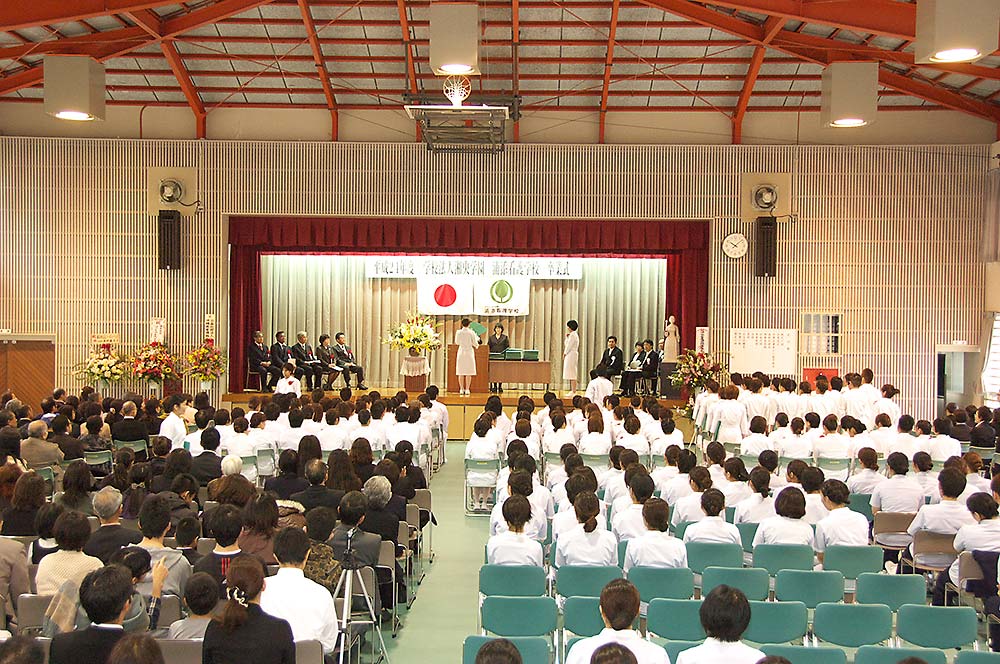 浦添看護学校第1回卒業式が挙行され、旅立つ学生たちが希望を胸に新たな一歩を踏み出しました。