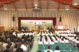 浦添看護学校第1回卒業式が挙行され、旅立つ学生たちが希望を胸に新たな一歩を踏み出しました。