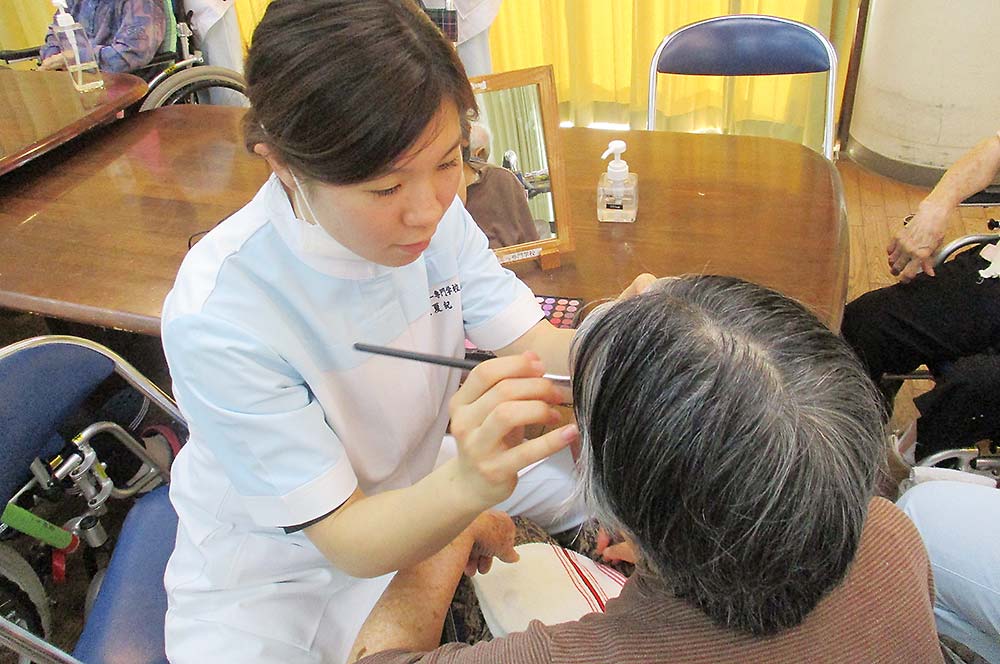 介護福祉学科では、美容介護の施設実習を通して、高齢者の笑顔と心に寄り添う技術を学びました。