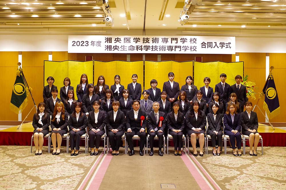 応用生物科学科（バイオコース・動物看護コース）を、応用生物科学科と愛玩動物看護学科（愛玩動物看護師養成課程）に再編しました。