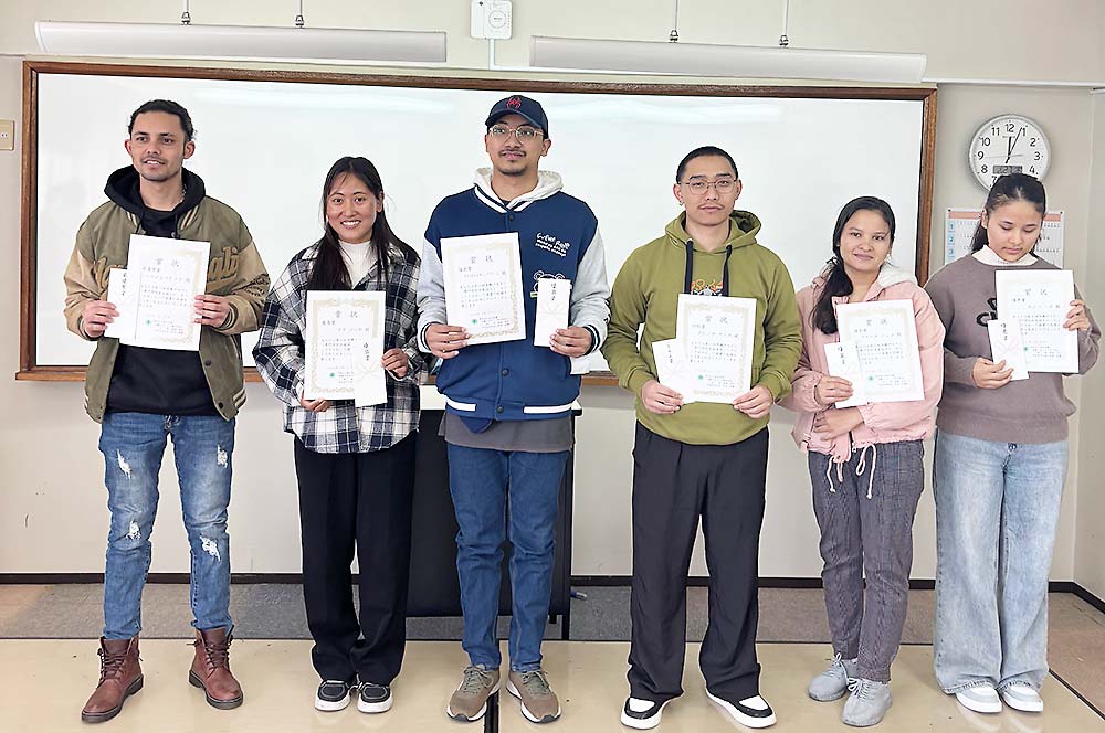 日本語学科のスピーチコンテストが開催され、留学生たちが思いを込めて発表しました。